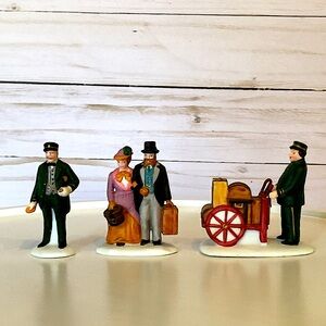 DEPARTMENT 56 - Holiday Travelers - Heritage Village - Dickens Village